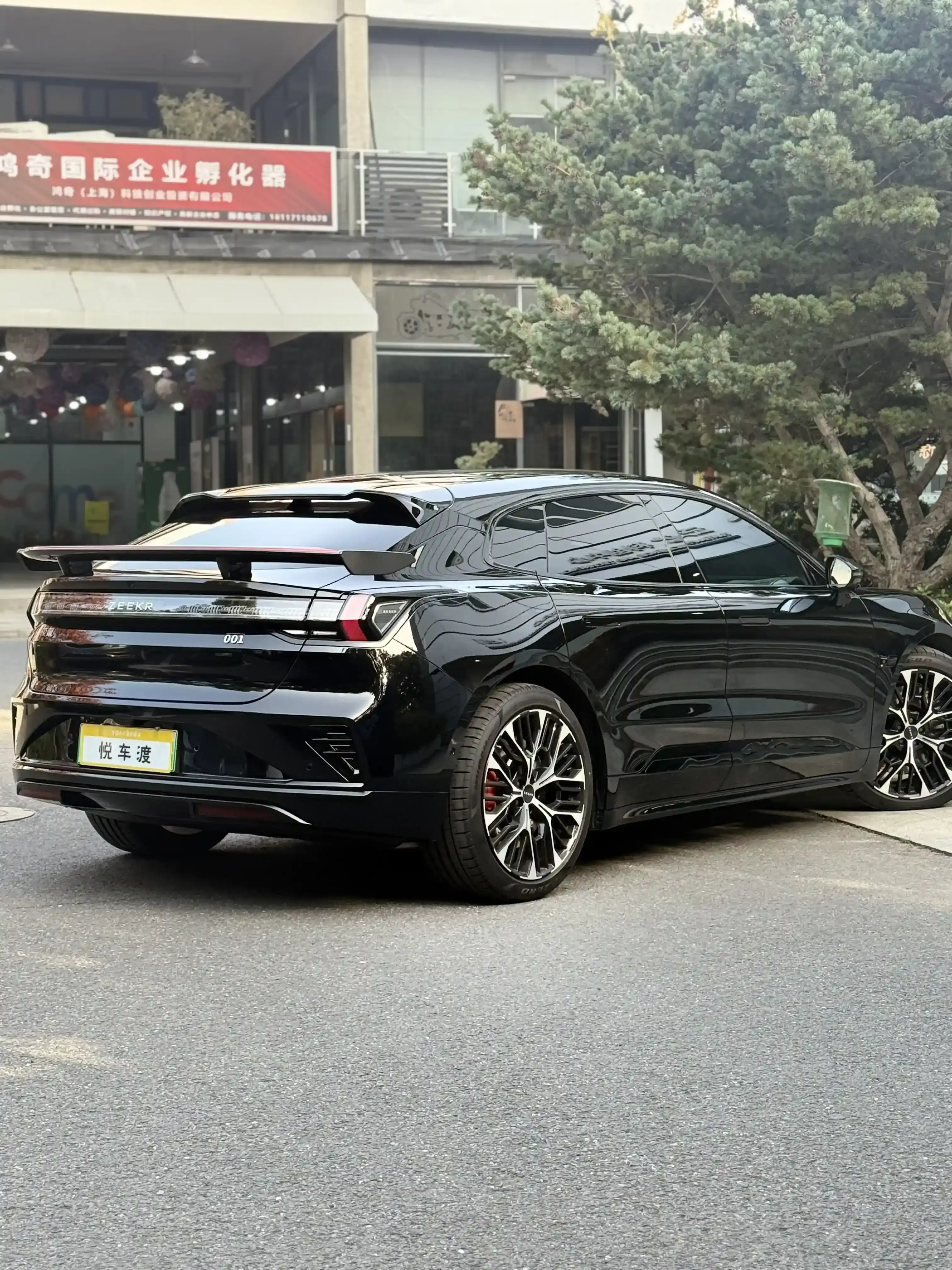 上海极氪极氪001极氪001黑武士车衣+帝王紫玻璃膜+360软包升级施工实拍图片5,悦车渡专业汽车改装升级,官方质保正品溯源
