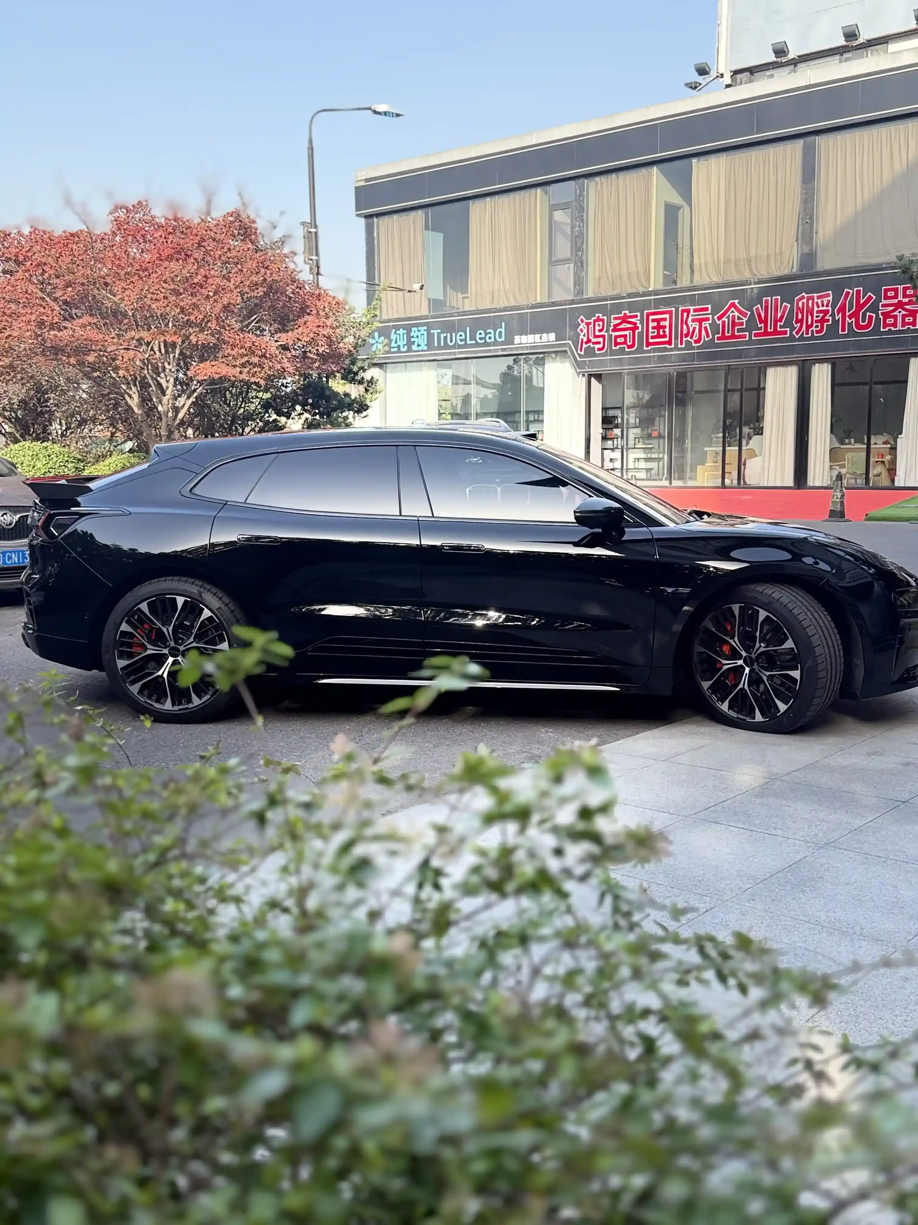 上海极氪极氪001极氪001黑武士车衣+帝王紫玻璃膜+360软包升级施工实拍图片7,悦车渡专业汽车改装升级,官方质保正品溯源