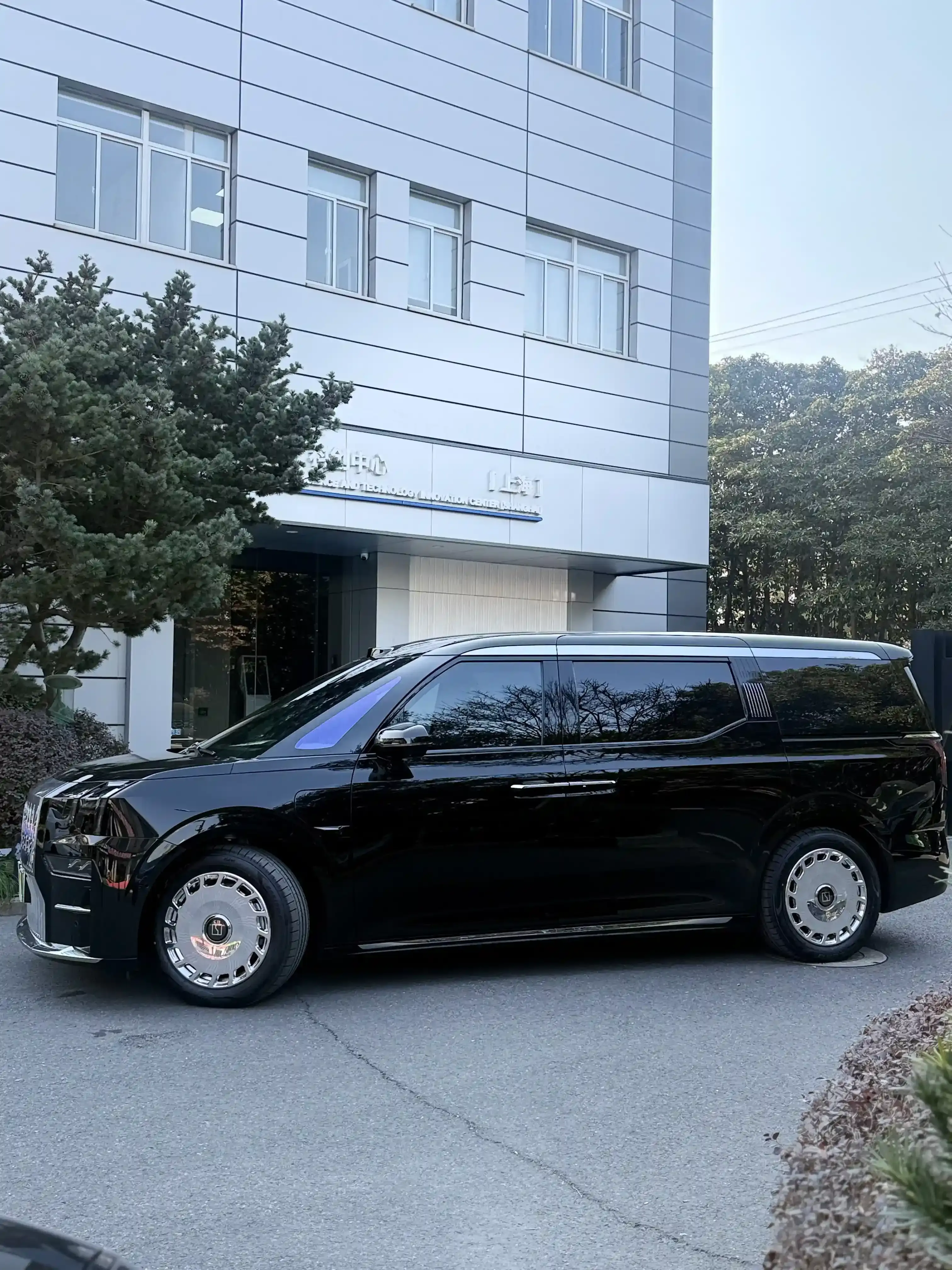 上海极氪极氪009极氪009黑武士黄金五件套升级施工实拍图片4,悦车渡专业汽车改装升级,官方质保正品溯源