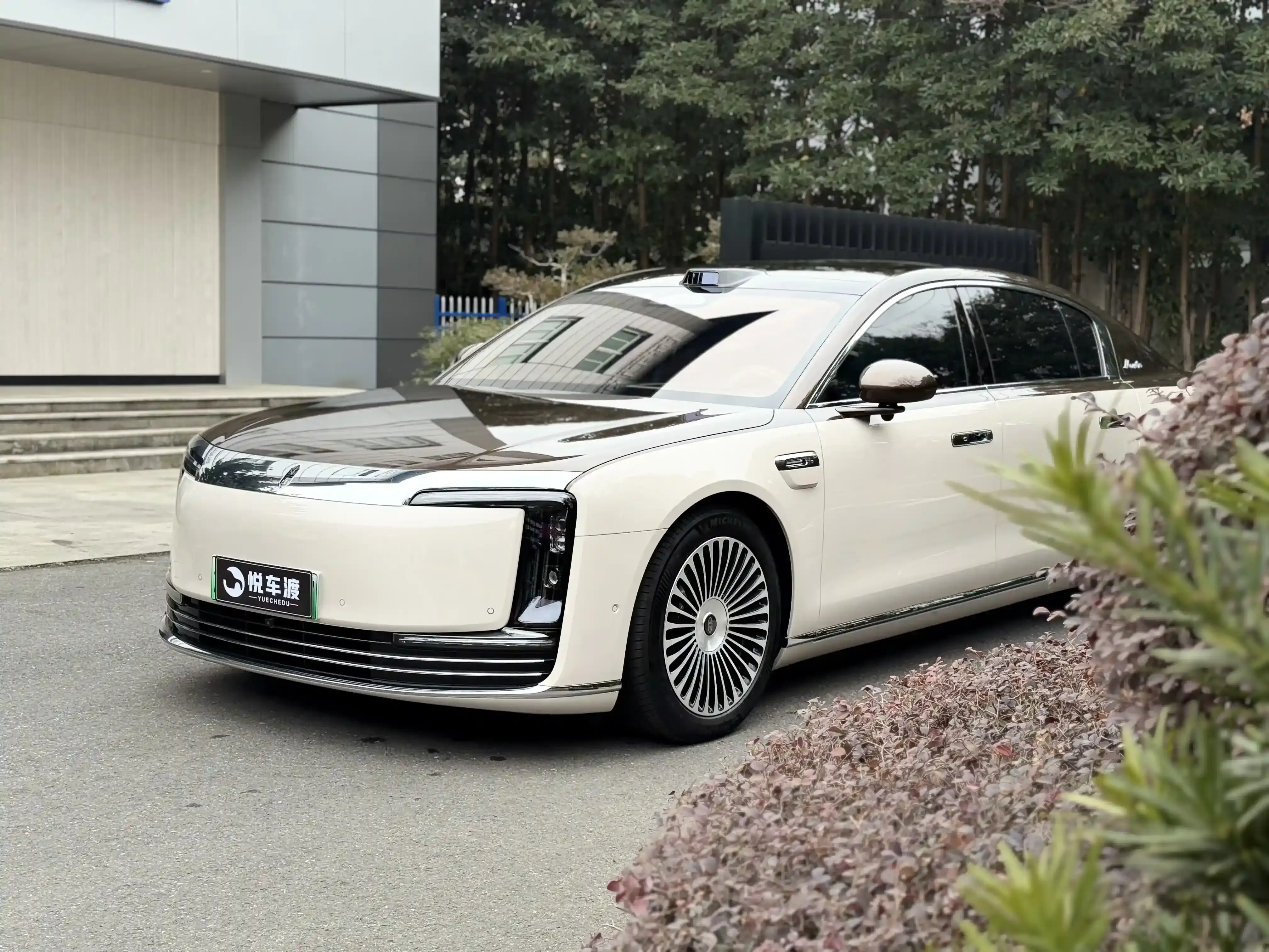 上海尊界S800尊界S800隐形车衣玻璃膜升级施工实拍图片3,悦车渡专业汽车改装升级,官方质保正品溯源
