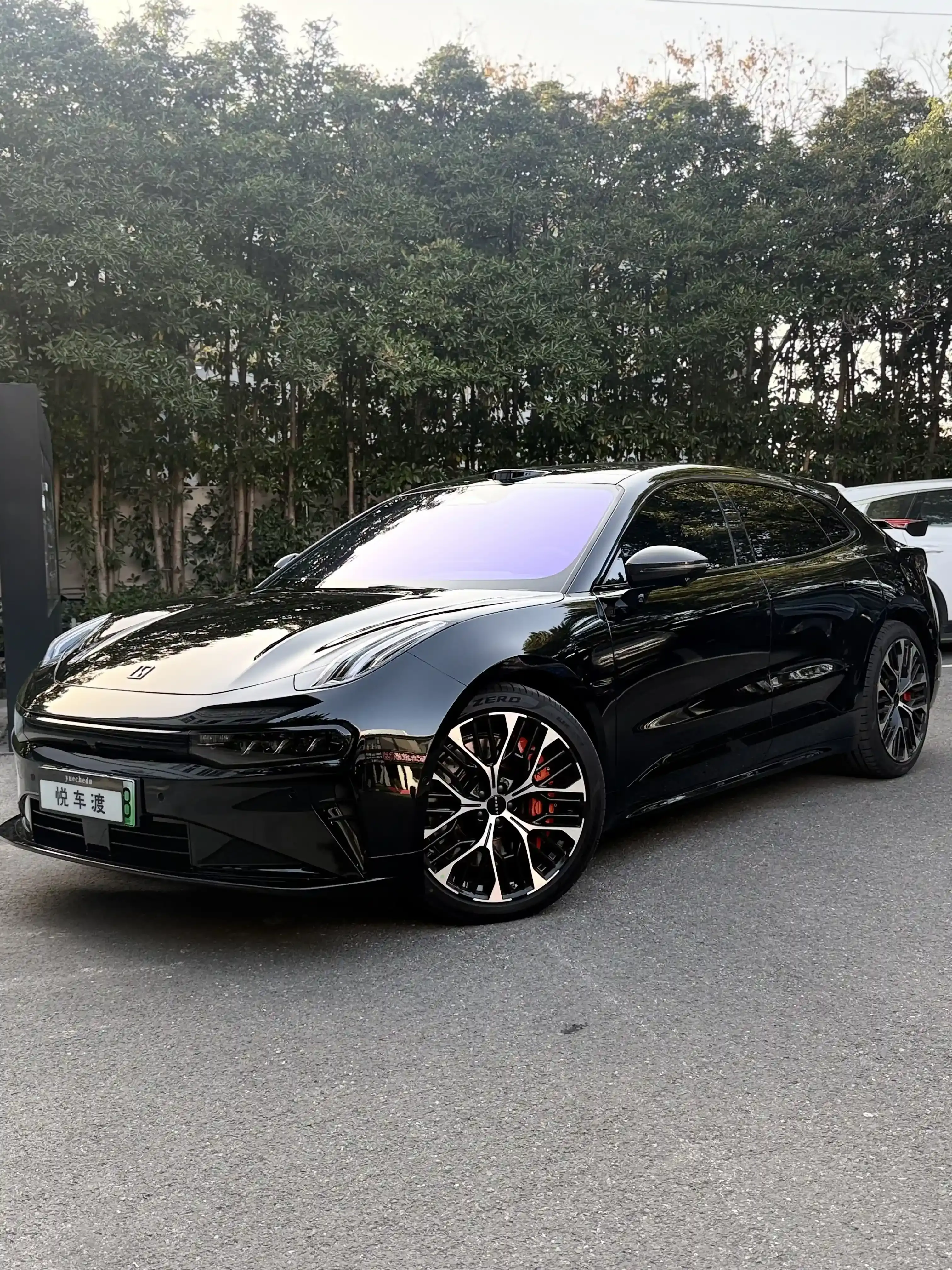 上海极氪极氪001极氪001黑武士车衣+帝王紫玻璃膜+360软包升级施工实拍图片9,悦车渡专业汽车改装升级,官方质保正品溯源