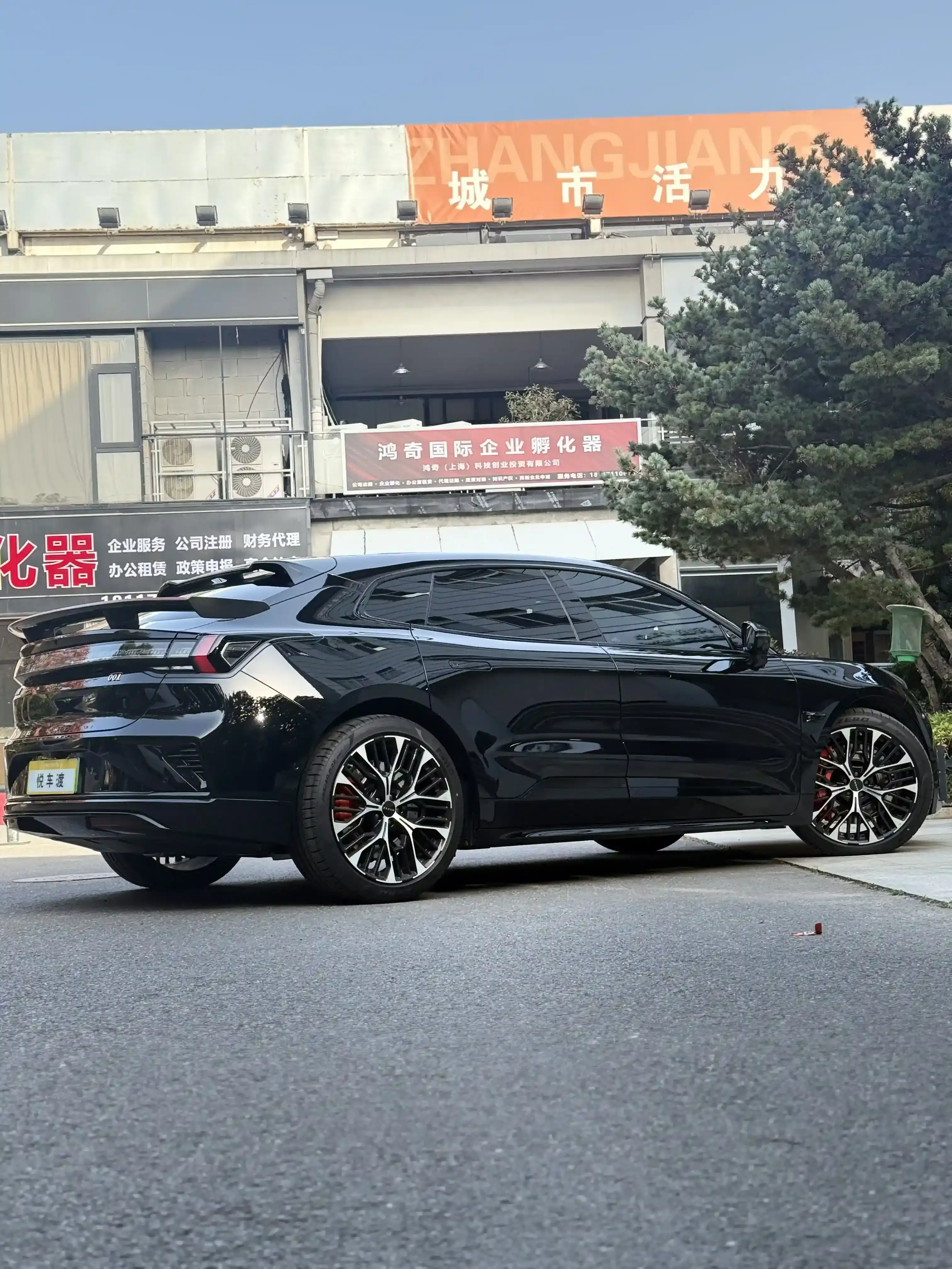 上海极氪极氪001极氪001黑武士车衣+帝王紫玻璃膜+360软包升级施工实拍图片6,悦车渡专业汽车改装升级,官方质保正品溯源