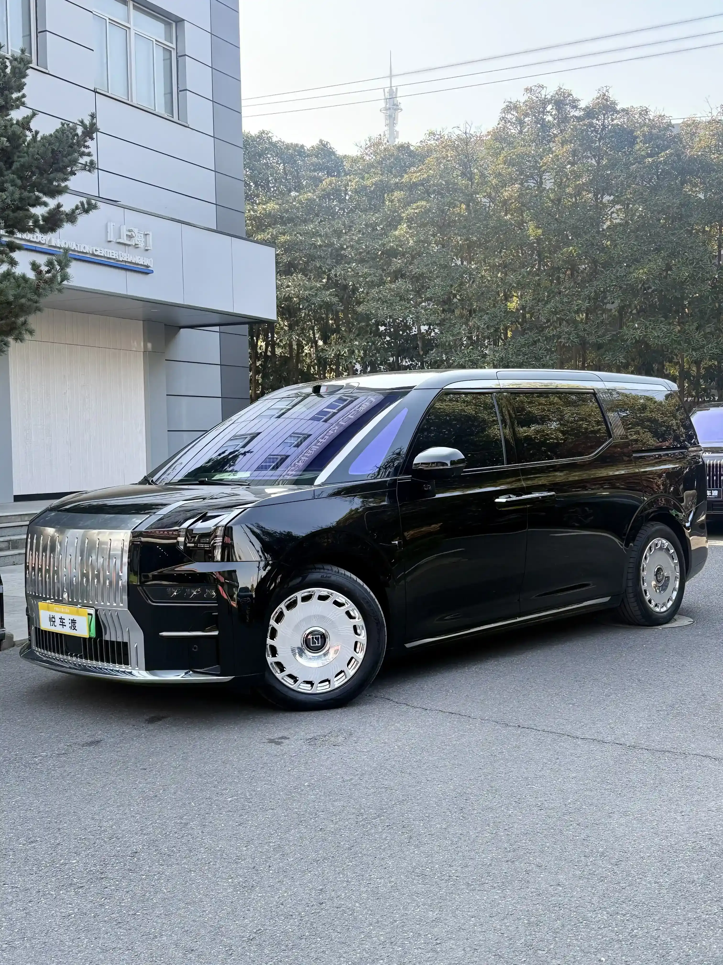 上海极氪极氪009极氪009黑武士黄金五件套升级施工实拍图片1,悦车渡专业汽车改装升级,官方质保正品溯源