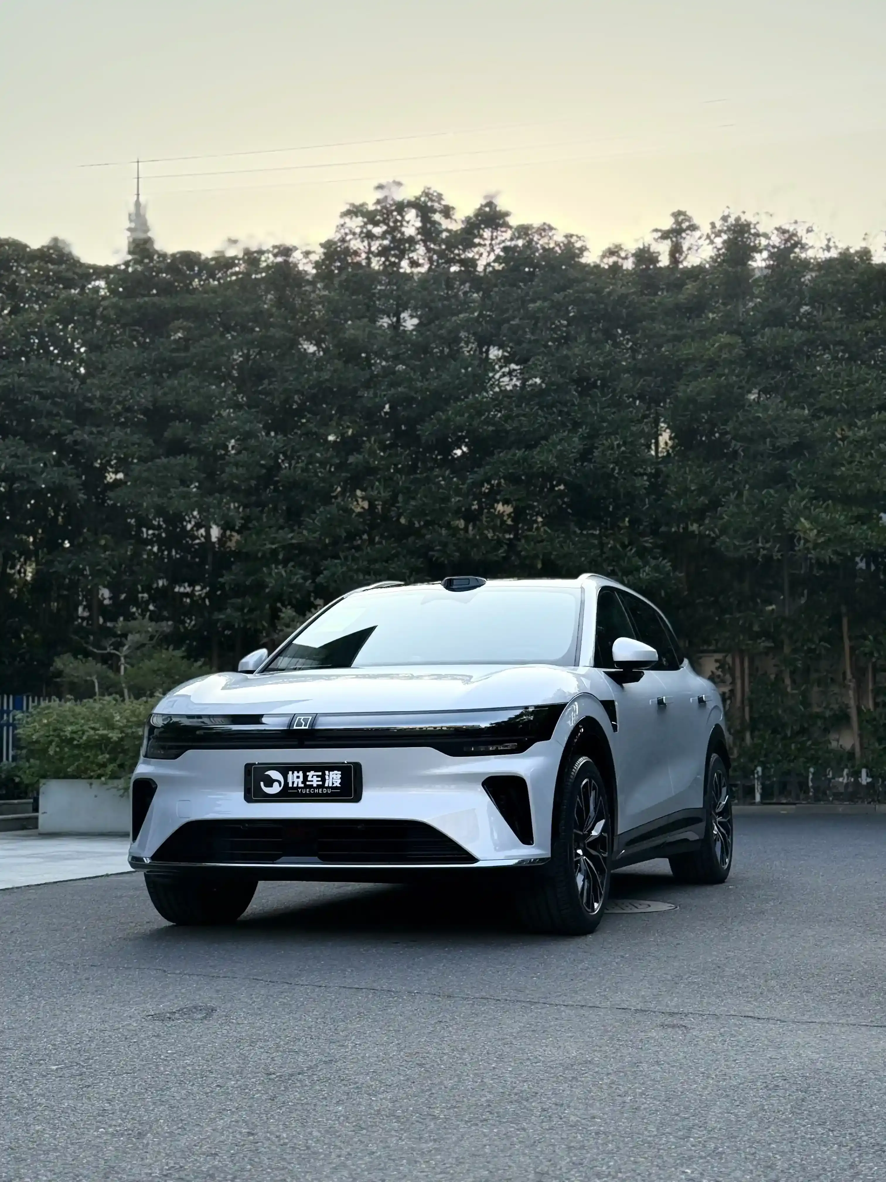 上海极氪极氪7X极氪7X冰川银车衣玻璃膜升级施工实拍图片4,悦车渡专业汽车改装升级,官方质保正品溯源