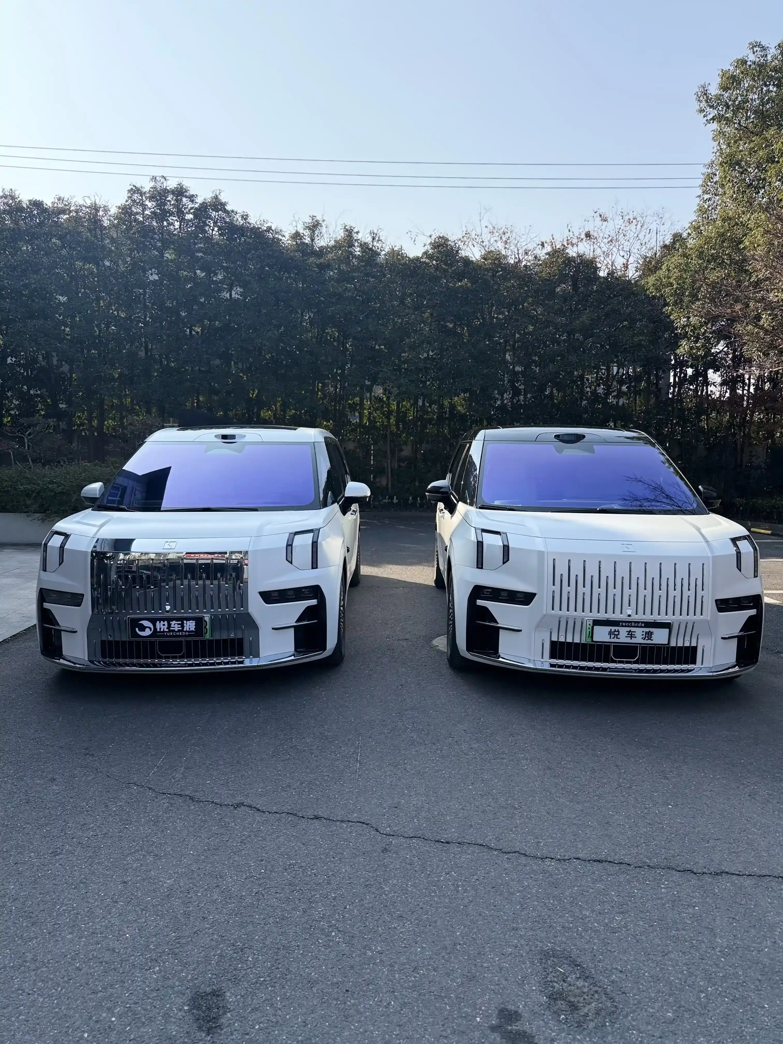 上海极氪极氪009两台白色极氪009车衣玻璃膜+底盘护板升级施工实拍图片5,悦车渡专业汽车改装升级,官方质保正品溯源