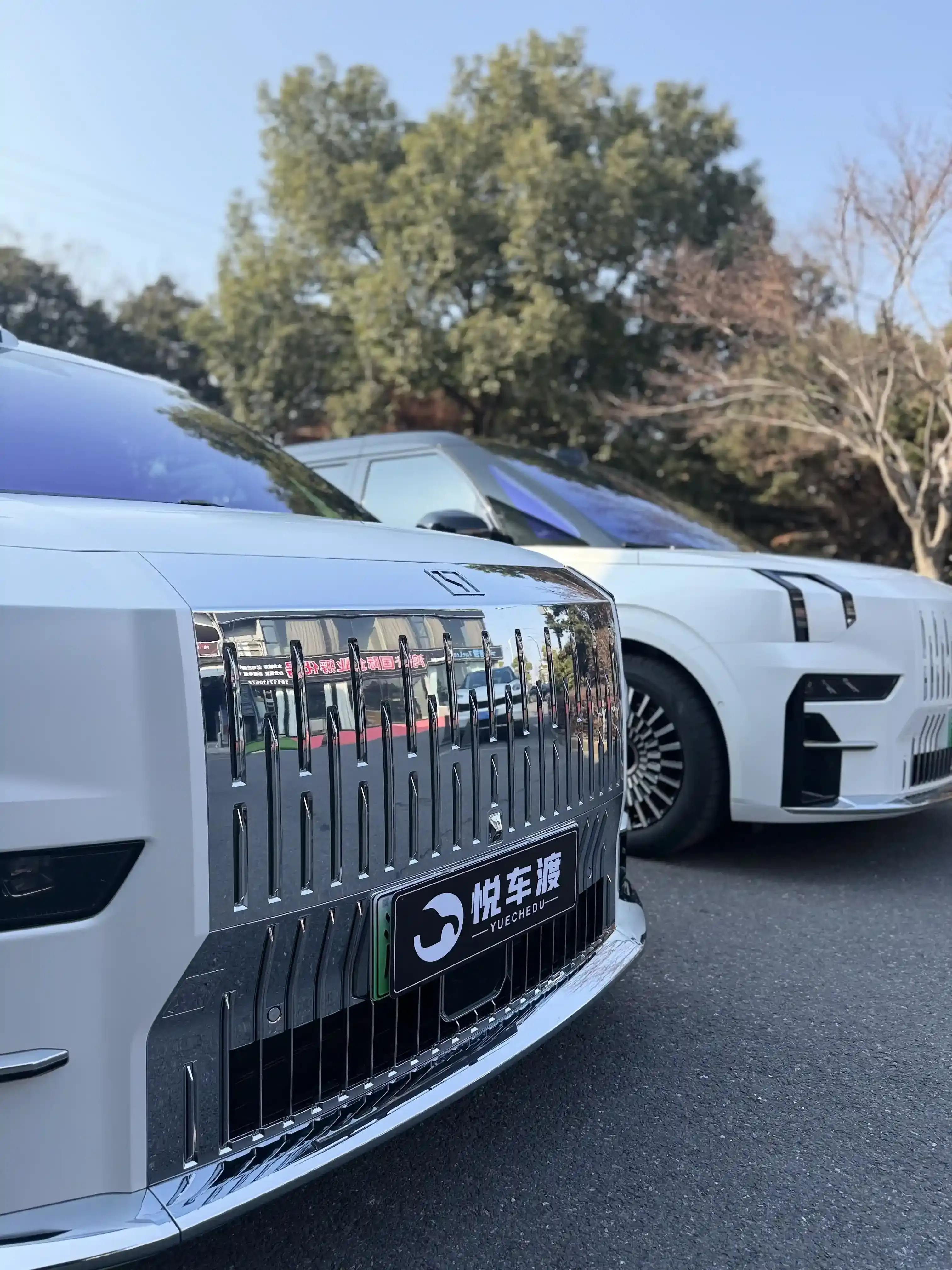 上海极氪极氪009两台白色极氪009车衣玻璃膜+底盘护板升级施工实拍图片4,悦车渡专业汽车改装升级,官方质保正品溯源