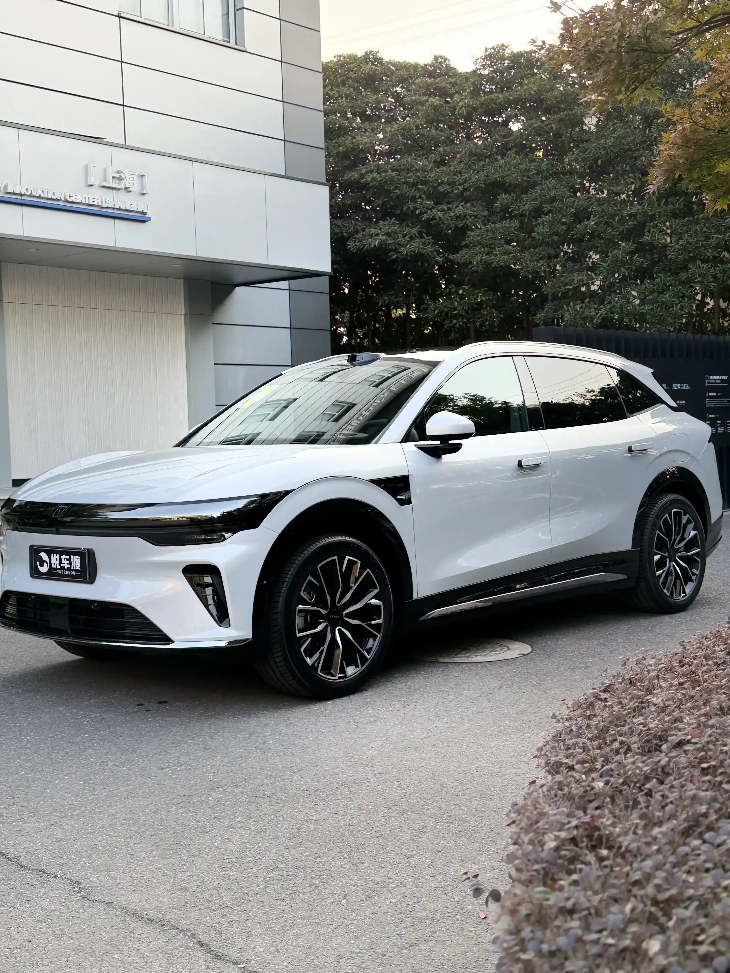 上海极氪极氪7X极氪7X冰川银车衣玻璃膜升级施工实拍图片6,悦车渡专业汽车改装升级,官方质保正品溯源