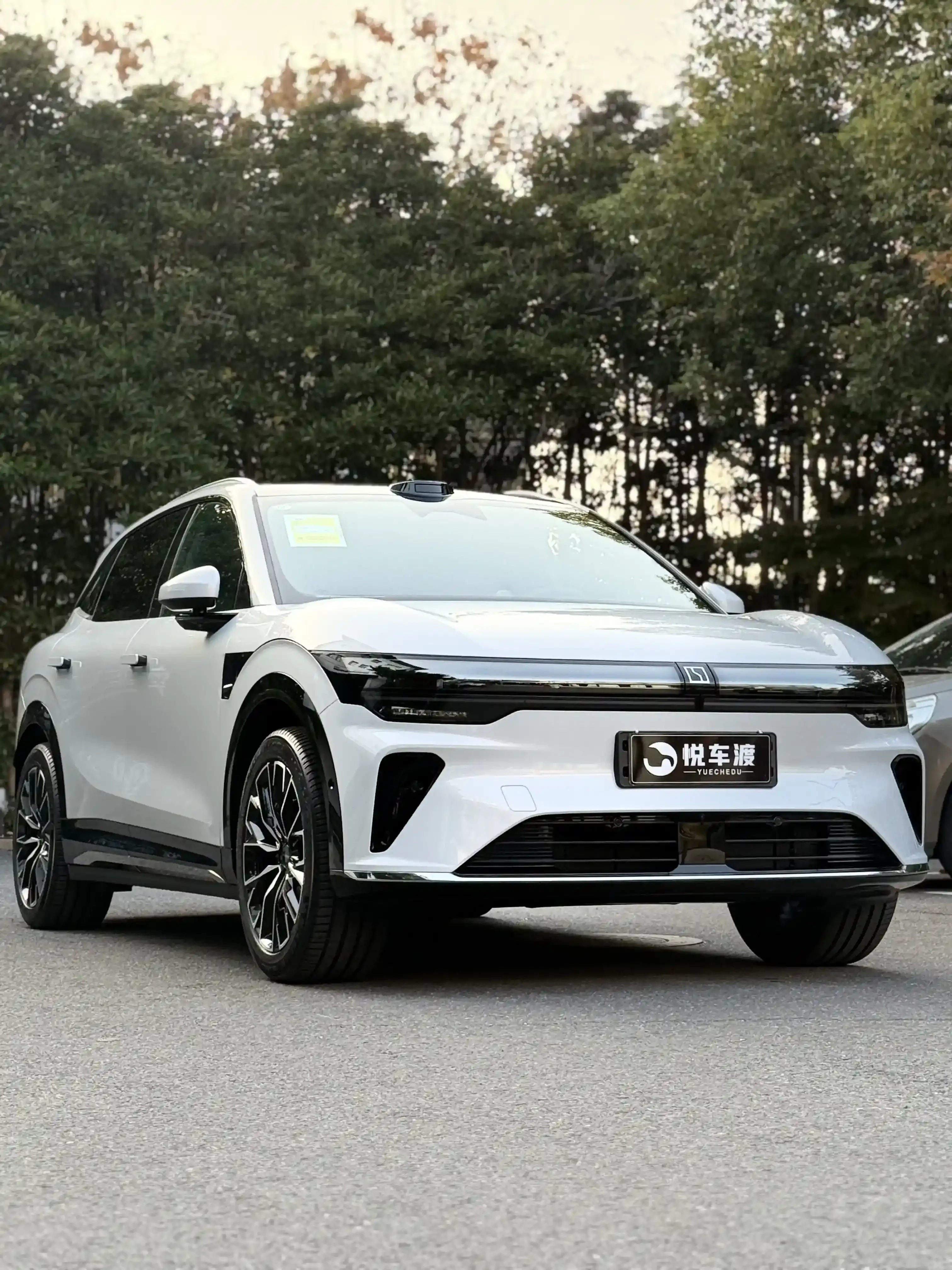上海极氪极氪7X极氪7X冰川银车衣玻璃膜升级施工实拍图片1,悦车渡专业汽车改装升级,官方质保正品溯源