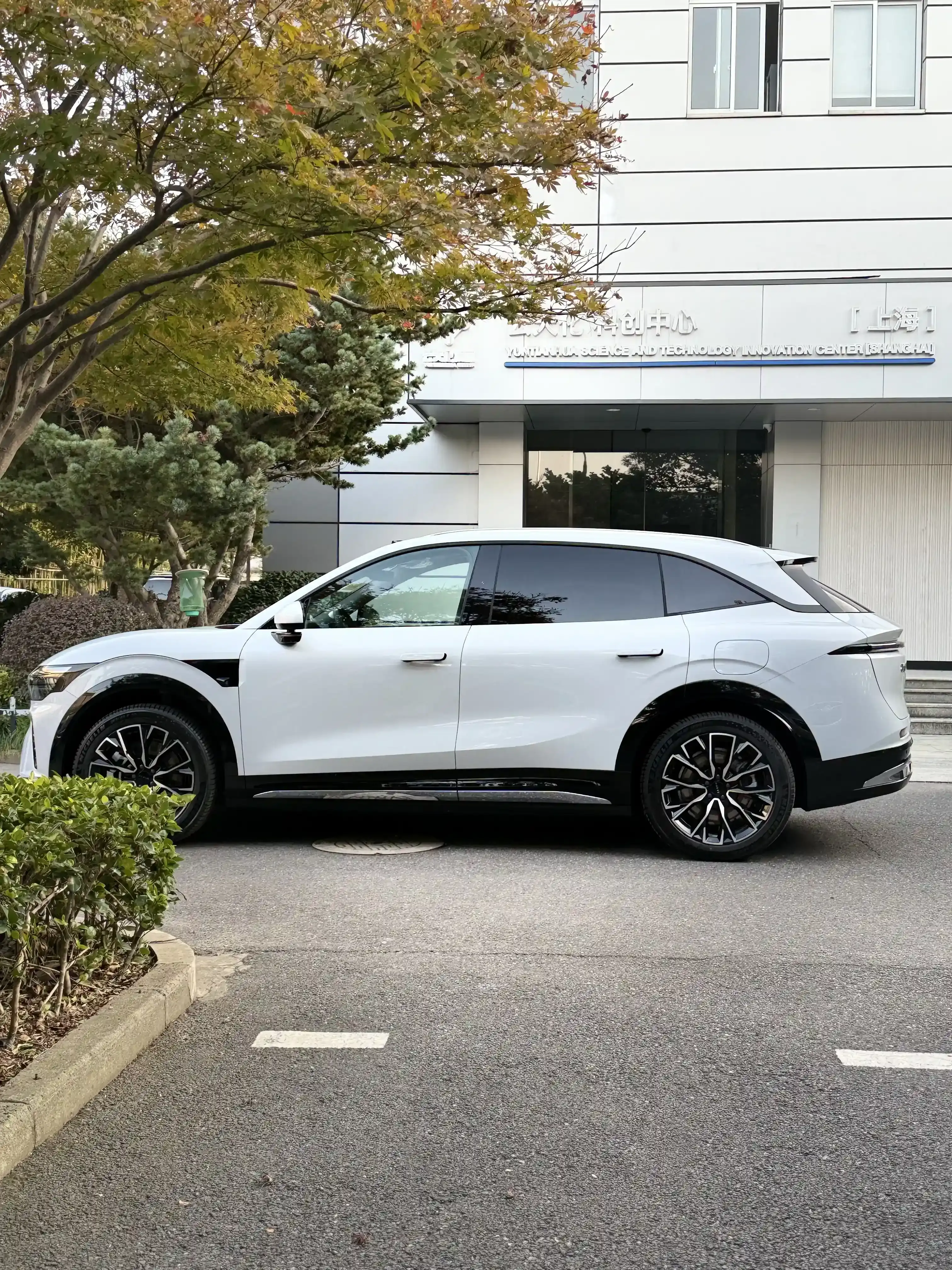 上海极氪极氪7X极氪7X冰川银车衣玻璃膜升级施工实拍图片7,悦车渡专业汽车改装升级,官方质保正品溯源