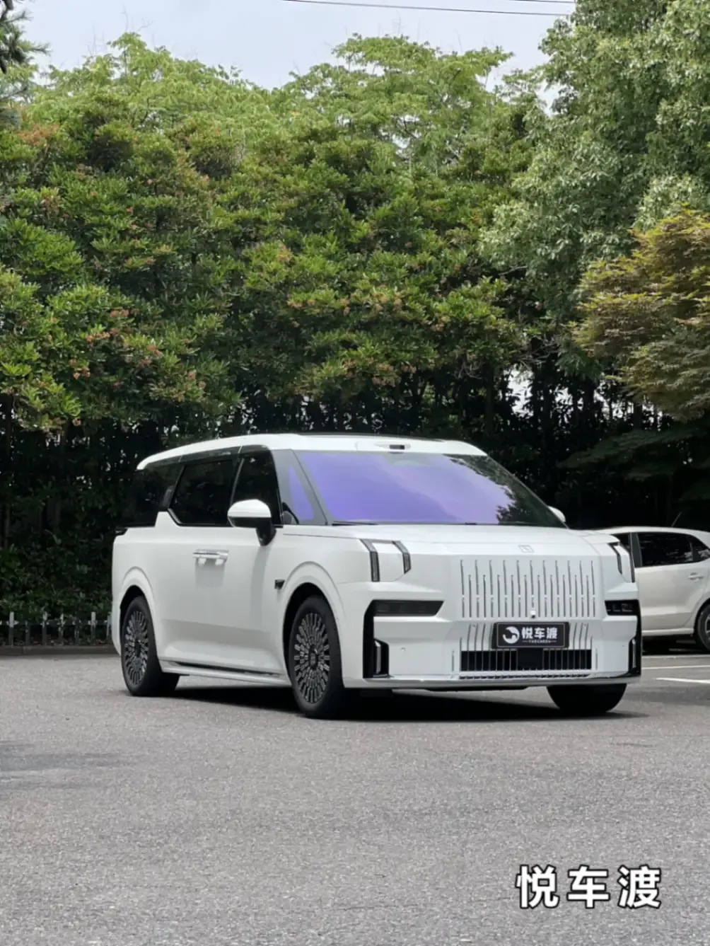 上海浦东极氪极氪009白色焕新极氪009升级案例｜L9M哑光车衣+隔热膜+地板+底盘护板+阻尼杆施工实拍图片1，悦车渡专业汽车改装升级，官方质保正品溯源